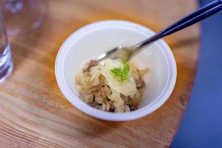 Rižota iz sladke repes koromačem in popečeno maso pečenic, Koline 2022 (foto Simon Avsec) (8)